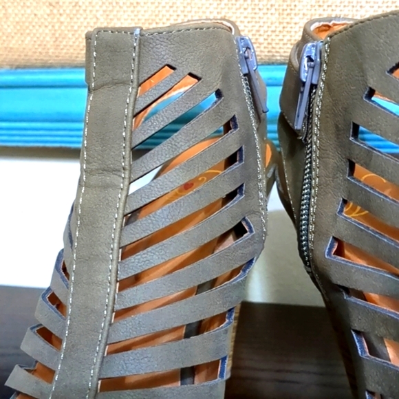 STRAP HEELS - Picture 3 of 4